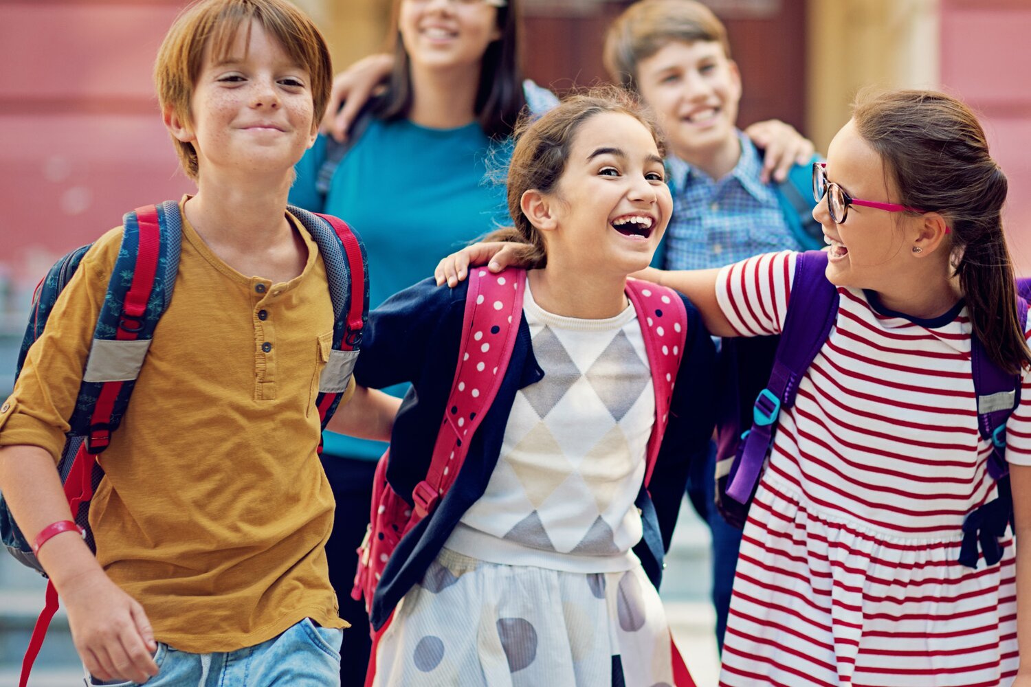 Lachende Kinden auf dem Schulweg