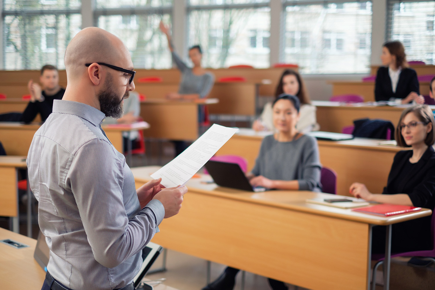 Dozent vor Studenten