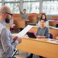 Dozent vor Studenten