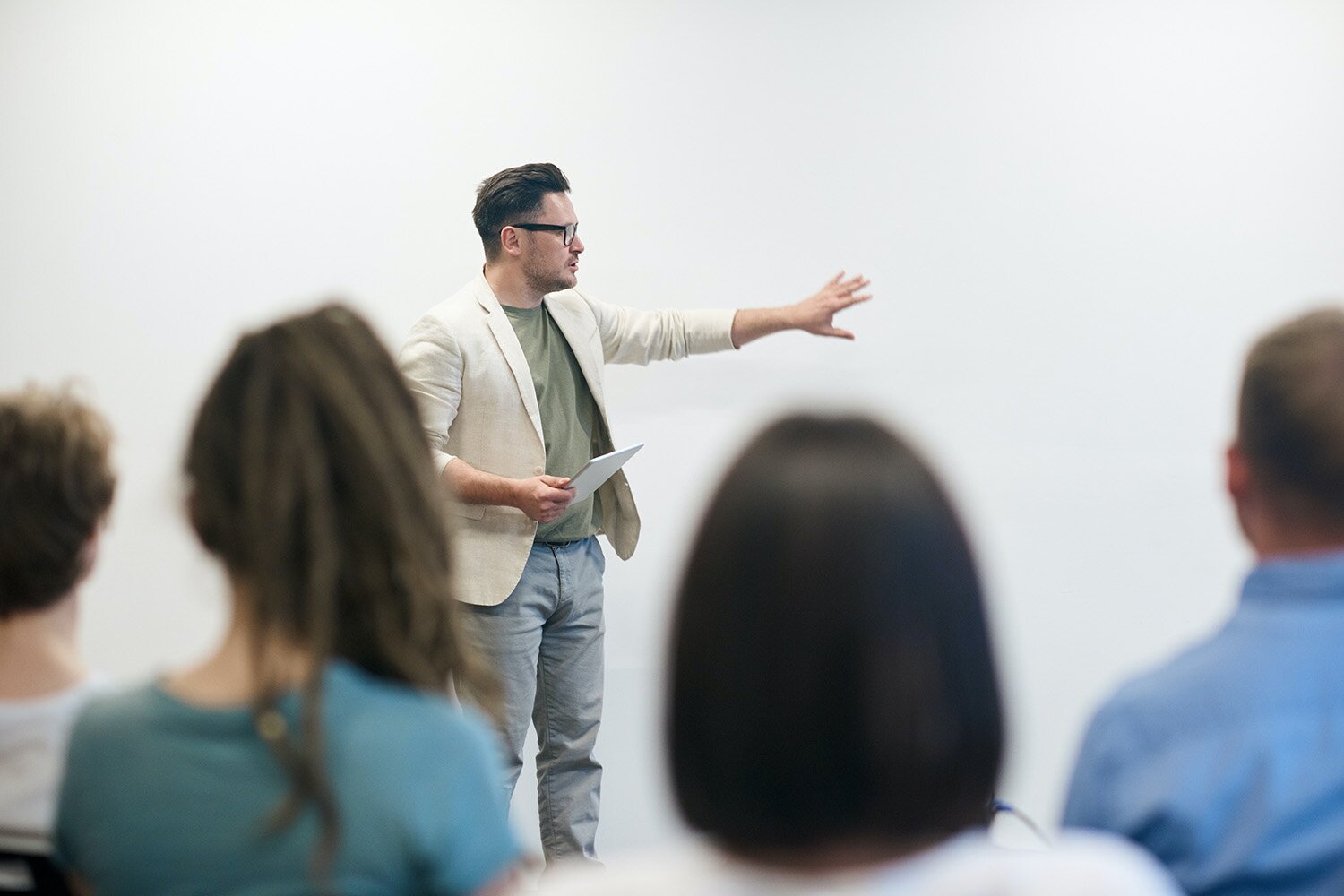 Mann hält Vortrag/Unterrichtet Studenten/Schülern