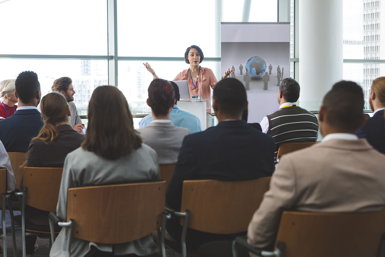  Rednerin mit Laptop spricht in einem Business-Seminar