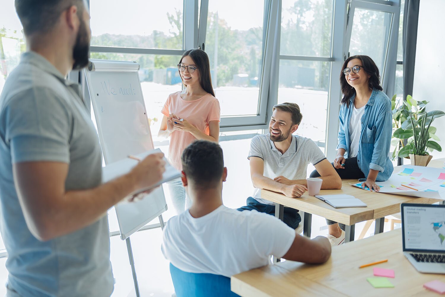 Fröhliche, begeisterte Menschen, die ein Schulungsseminar besuchen